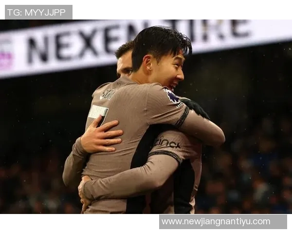 基恩与卡拉格在播客节目中巧遇撞衫引发笑料一脸懵的瞬间